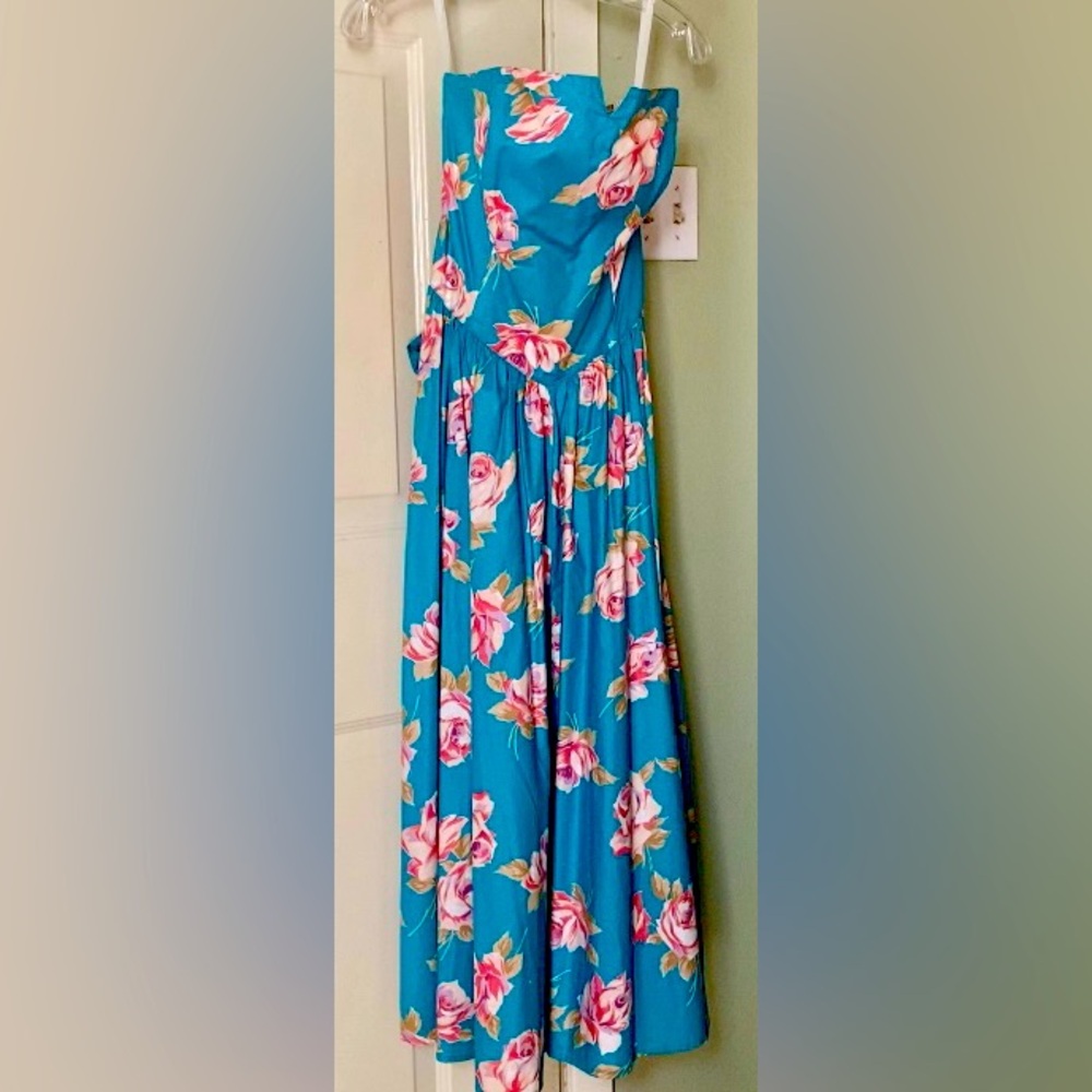 This sundress is a Carol Anderson size 11/12. Strapless with a big bow in back